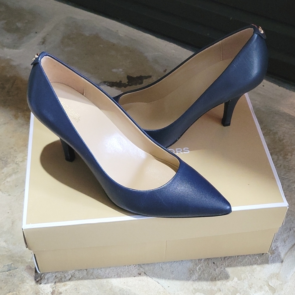MK Flex Navy Pumps